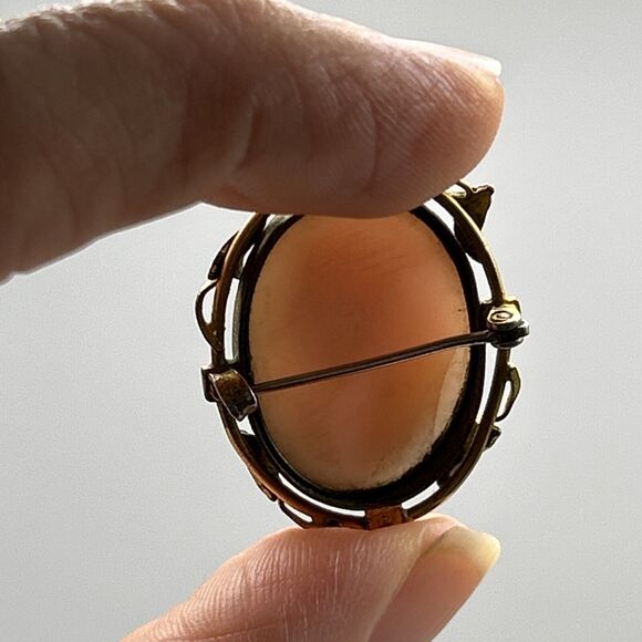 Antique GLP Carved Shell Cameo Brooch Pin Gold Tone Leaf Detail Faux Pearls - Picture 13 of 13